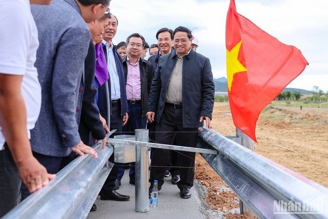 Премьер-министр Фам Минь Тьинь осматривает ход строительства скоростной автомагистрали Нячанг – Камлам.
