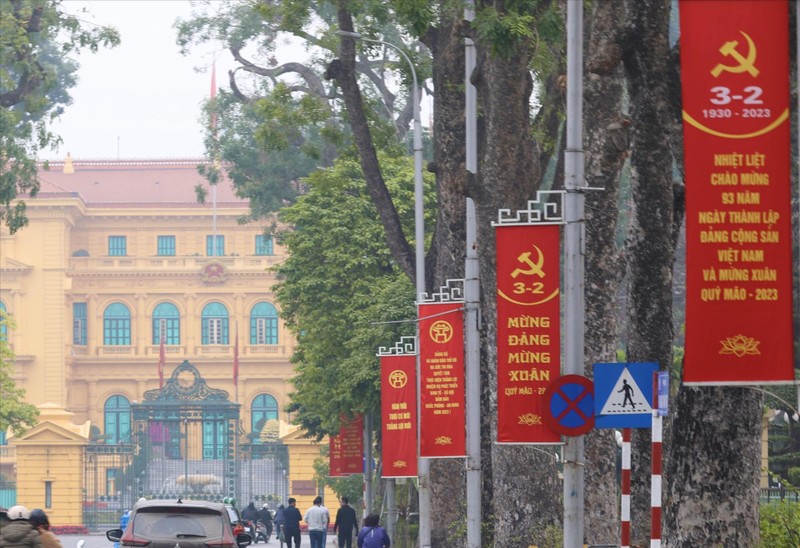 Флаги и праздничные плакаты украсили Ханой в честь дня основания КПВ. Фото: ВИА
