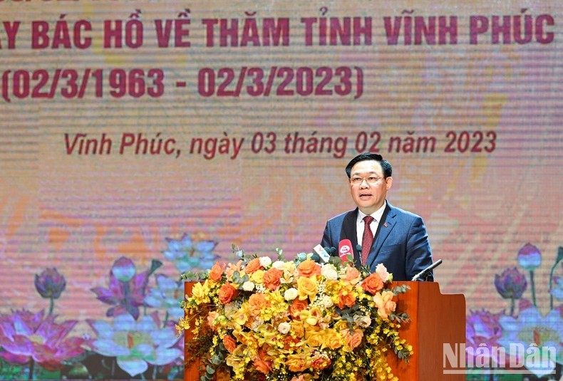 Председатель НС Выонг Динь Хюэ выступает на церемонии.