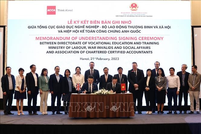 Церемония подписания Меморандума о взаимопонимании между Главным управлением профессионального образования Вьетнама и Британской ассоциацией сертифицированных присяжных бухгалтеров. Фото: ВИА
