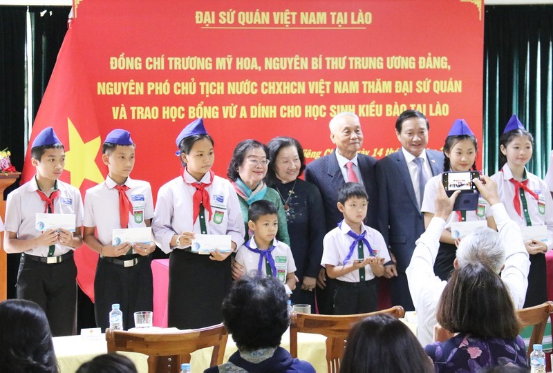Бывший Вице-президент Чыонг Ми Хоа и делегаты вручают стипендии вьетнамским ученикам в Лаосе.