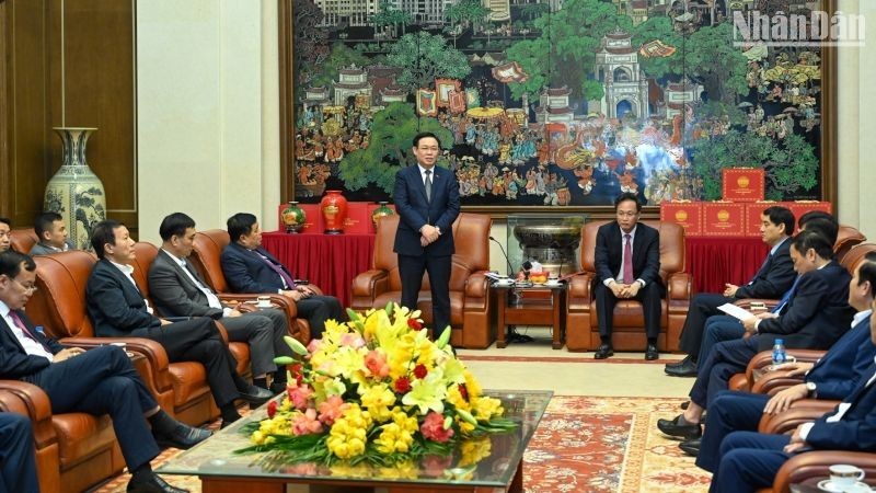 Председатель НС Выонг Динь Хюэ выступает на рабочей встрече с ключевыми руководителями провинции Хынгйен. Фото: Зюи Линь 