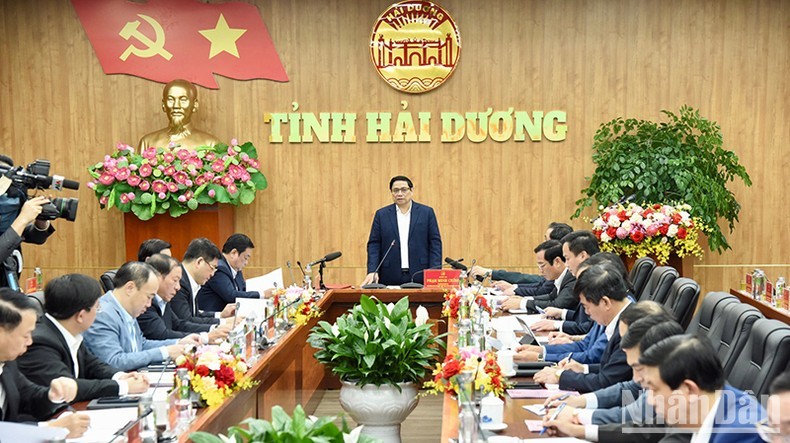 Премьер-министр Фам Минь Тьинь выступает на рабочей встрече. Фото: Чан Хай