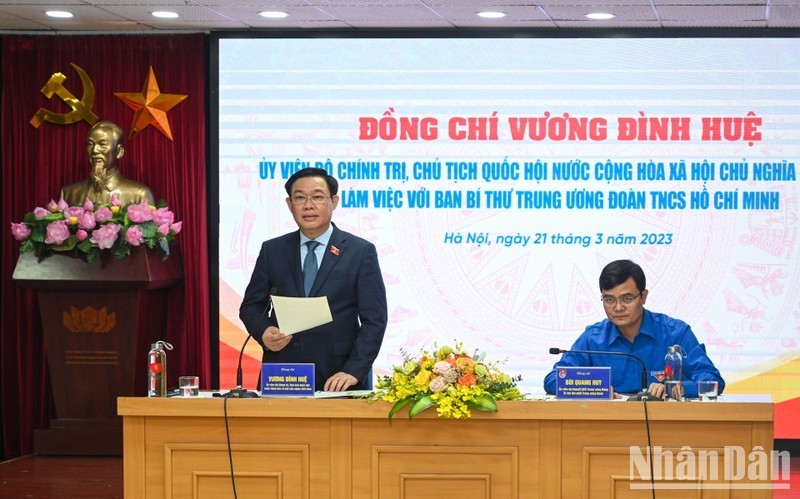 Председатель НС Выонг Динь Хюэ выступает на встрече. Фото: Зюи Линь