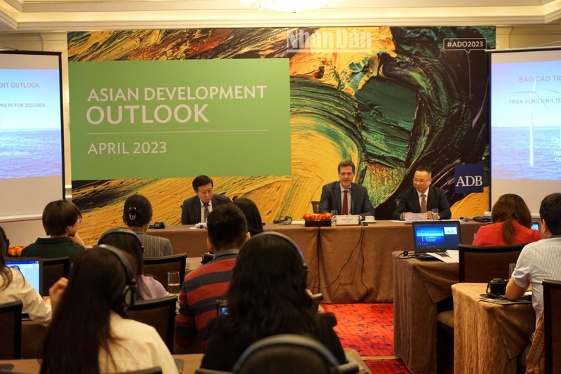 Пресс-конференция, посвященная представлению отчета «Перспективы развития Азии» за апрель 2023 года. Фото: Чунг Хынг