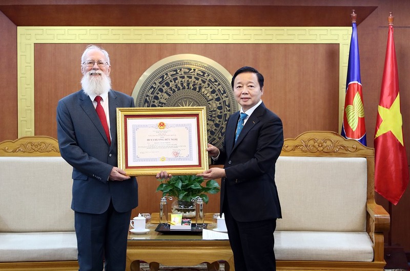 Вице-премьер Чан Хонг Ха вручает Медаль Дружбы доктору Майклу Парсонсу. Фото: baotainguyenmoitruong.vn