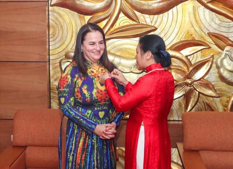 Посол Нгуен Фыонг Нга вручает памятную медаль г-же Элизе Фернандес. Фото: ВИА
