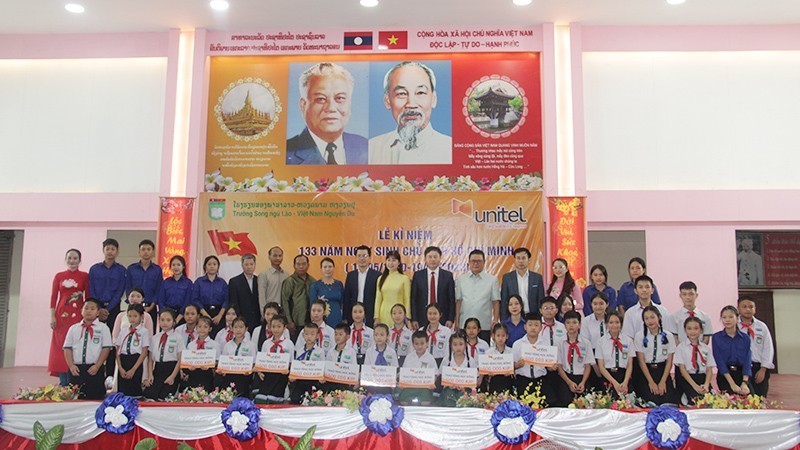 Вручение стипендии школьникам лаосско-вьетнамской двуязычной школы им. Нгуен Зу, находящимся в трудной жизненной ситуации. Фото: Хай Тиен