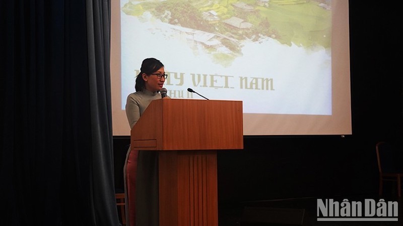 Первый секретарь по вопросам образования Посольства Вьетнама в России Май Нгуен Тует Хоа выступает на мероприятии. Фото: Суан Хынг
