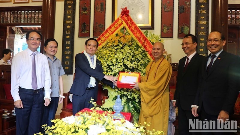 Вице-премьер Чан Лыу Куанг посещает пагоду Фаттить.