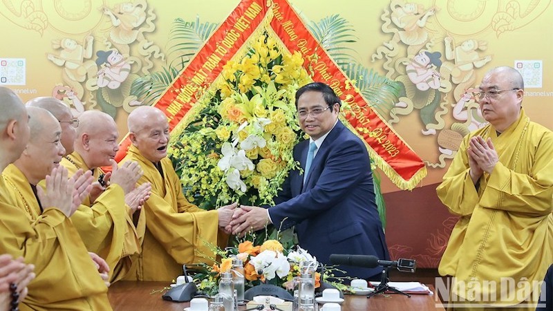 Премьер-министр Фам Минь Тьинь поздравляет буддийских священнослужителей Вьетнамской буддийской сангхи, монахов и буддистов с праздником. Фото: Чан Хай