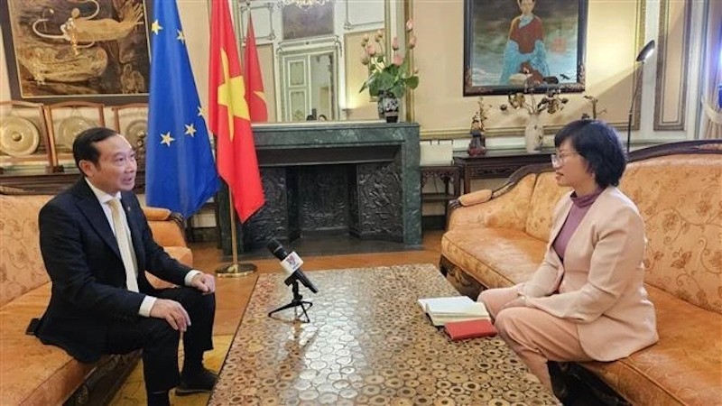 Посол Вьетнама в Бельгии и по совместительству в Люксембурге Нгуен Ван Тхао дает интервью корреспонденту ВИА. Фото: ВИА