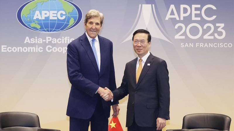 Президент Во Ван Тхыонг и специальный посланник Президента США по вопросам климата Джон Керри. Фото: ВИА