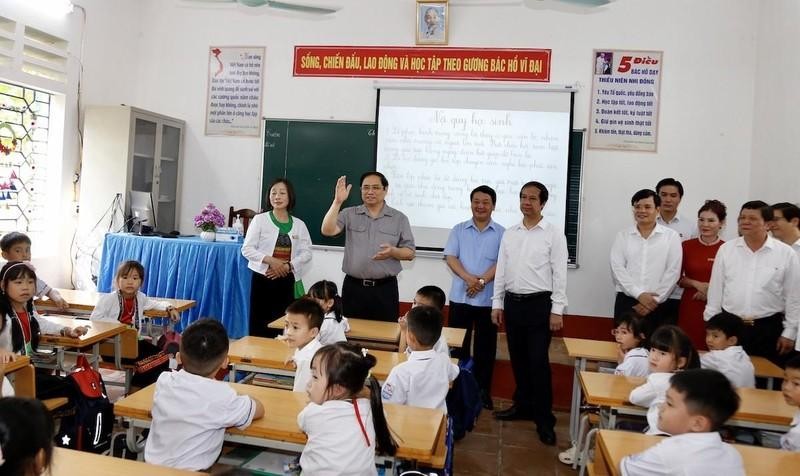 Премьер-министр Вьетнама Фам Минь Тьинь на встрече с учителями и школьниками уезда Йенлап.
