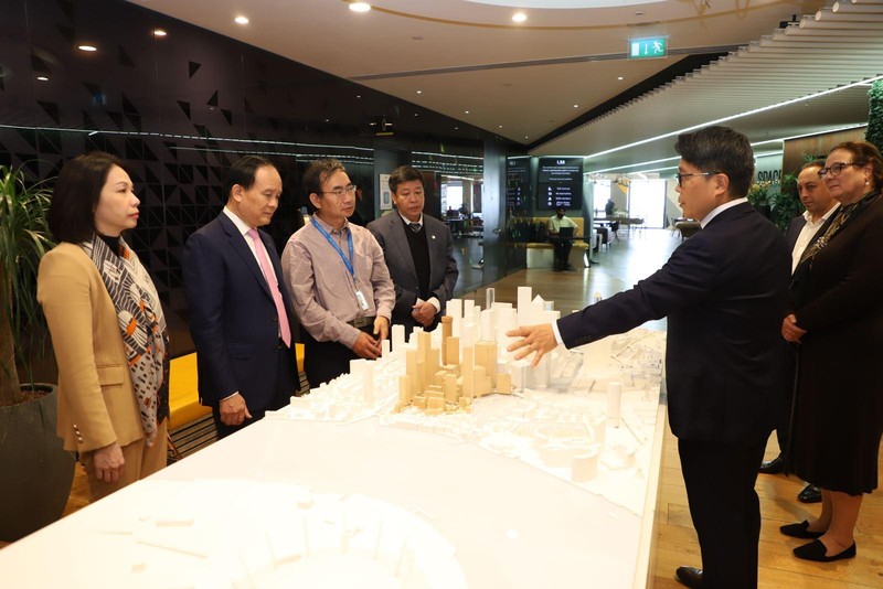 Общий вид встречи между делегацией Ханоя и Председателем Всемирного форума умных городов Джевоном Питером Чуном. Фото: VNA 
