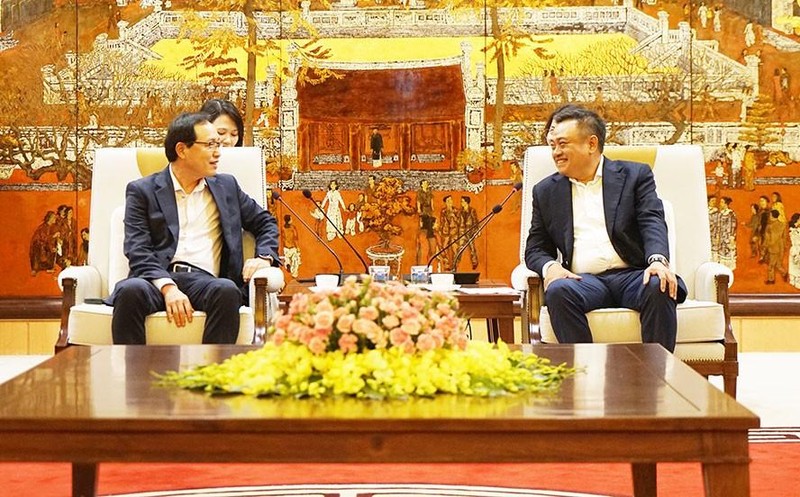 Председатель Народного комитета г. Ханоя Чан Ши Тхань (справа) и Генеральный директор компании «Samsung» во Вьетнаме Чой Джу Хо. Фото: tuoitrethudo.com