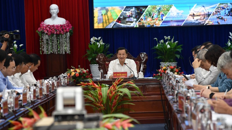 Вице-премьер Ле Минь Кхай выступает на конференции. Фото: VGP