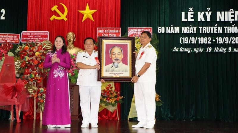 Вице-президент Во Тхи Ань Суан вручает портрет Президента Хо Ши Мина 962-й бригаде.