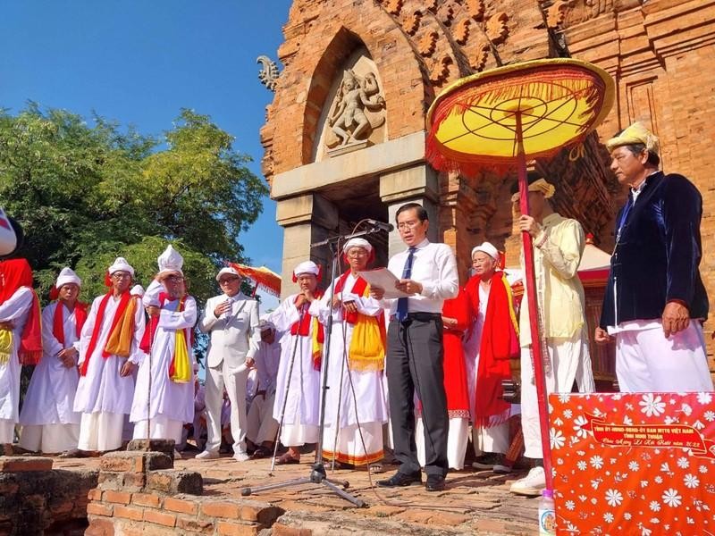 Руководитель провинции Ниньтхуан поздравляет представителей народности Тям с открытием фестиваля. 
