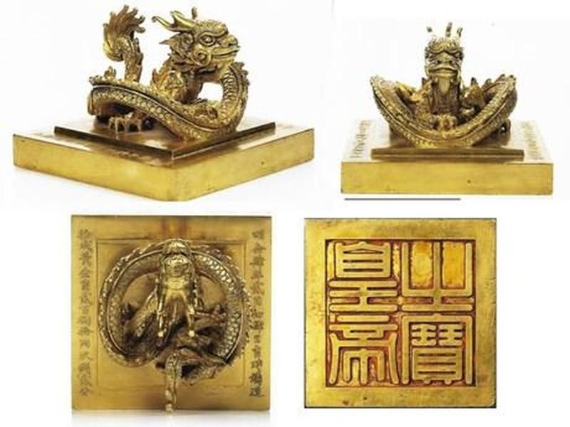 Золотая печать «Император» императора Минь Манга. Фото: VNA