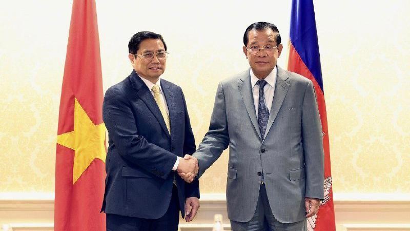 Премьер-министр Вьетнама Фам Минь Тьинь и Премьер-министр Камбоджи Самдек Течо Хун Сен. Фото: Swift News