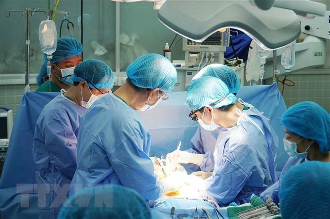 Врачи больницы Тьорэй выполняют операцию. Фото: ВИА