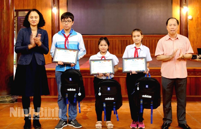 Церемония награждения победителей. Фото: baoninhbinh.org.vn