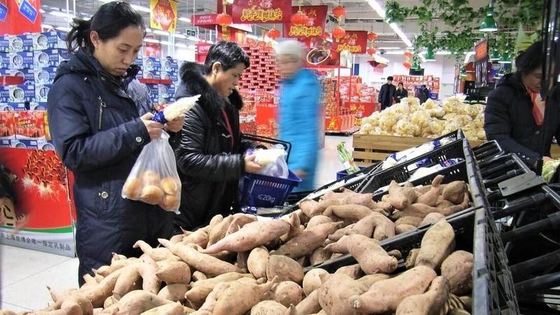 Вьетнамская сладкая картошка в китайском супермаркете. Фото: Хыу Хынг 
