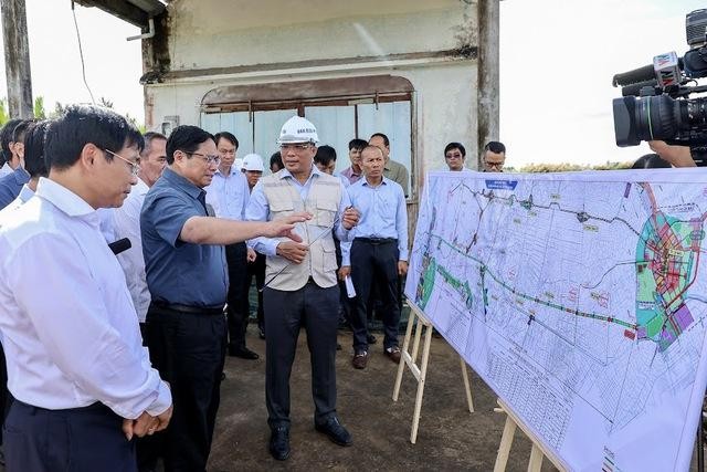 Премьер-министр Фам Минь Тьинь осматиривает проект скоростной автомагистрали Кантхо-Камау. Фото: cand.com.vn