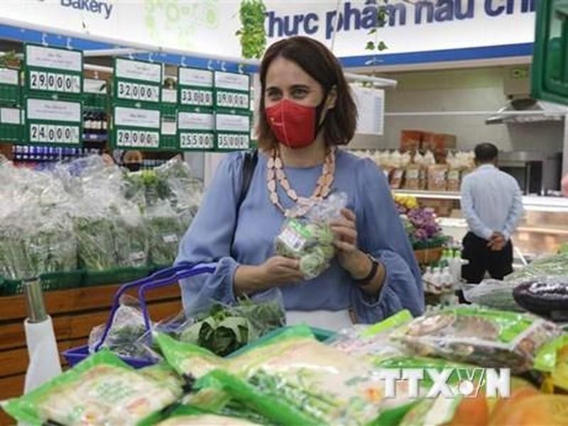 Посол Новой Зеландии во Вьетнаме Треден Добсон покупает вьетнамские овощи в супермаркете в провинции Биньдинь. Фото: ВИА