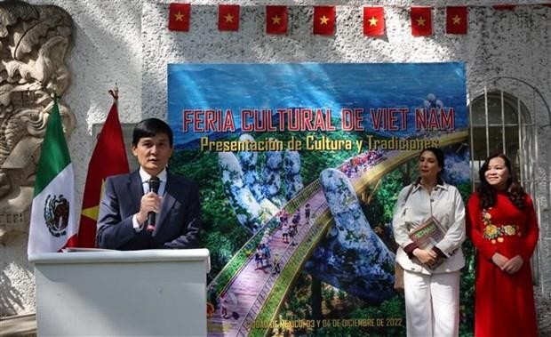 Посол Вьетнама в Мексике Нгуен Хоань Нам выступает на открытии ярмарки. Фото: ВИА