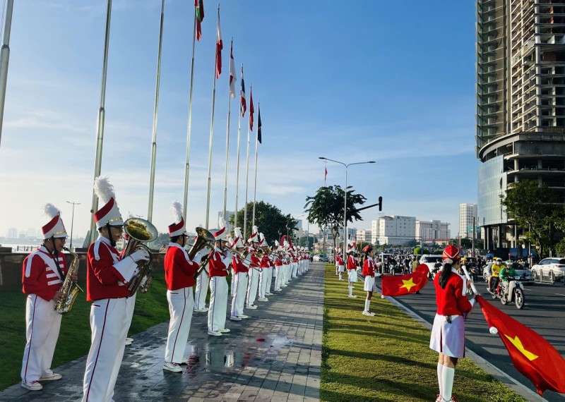 Церемония поднятия флага у башни-флагштока АСЕАН. Фото: baotintuc.vn