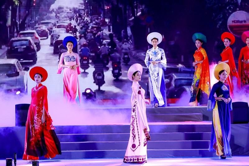 Представление коллекции платьев «аозай» под названием «Золотой отпечаток» на церемонии открытия Ханойского туристического фестиваля «аозай» 2022 года. 
