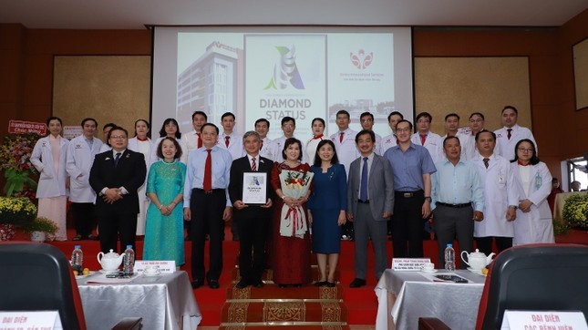 Больница SIS города Кантхо является первым частным медицинским учреждением во Вьетнаме, удостоенным данного сертификата. Фото: tienphong.vn