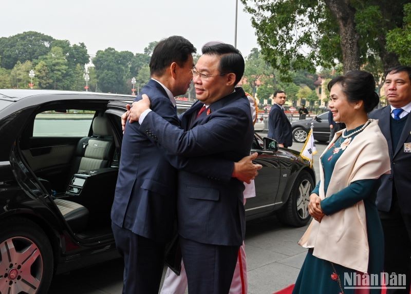 Председатель НС Вьетнама Выонг Динь Хюэ встречает Председателя НС Республики Корея Ким Чжин Пхё. Фото: Зюи Линь