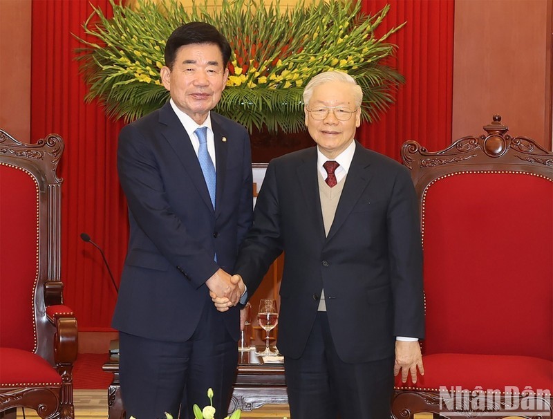 Генеральный секретарь ЦК КПВ Нгуен Фу Чонг и Председатель НС Республики Корея Ким Чжин Пхё.