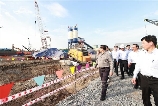 Премьер-министр Фам Минь Тьинь проверяет ход строительства Кольцевой дороги 3 в г. Хошимине. Фото: qdnd.vn