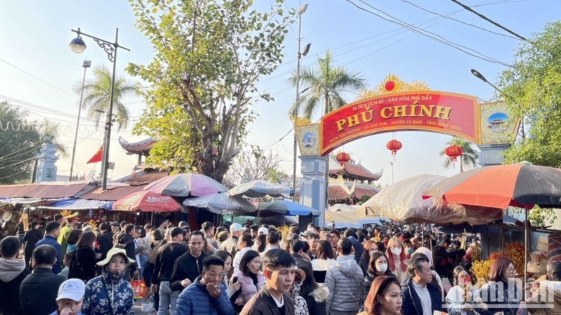 Десятки тысяч посетителей прибыли на рынок Виенг в первый день открытия.