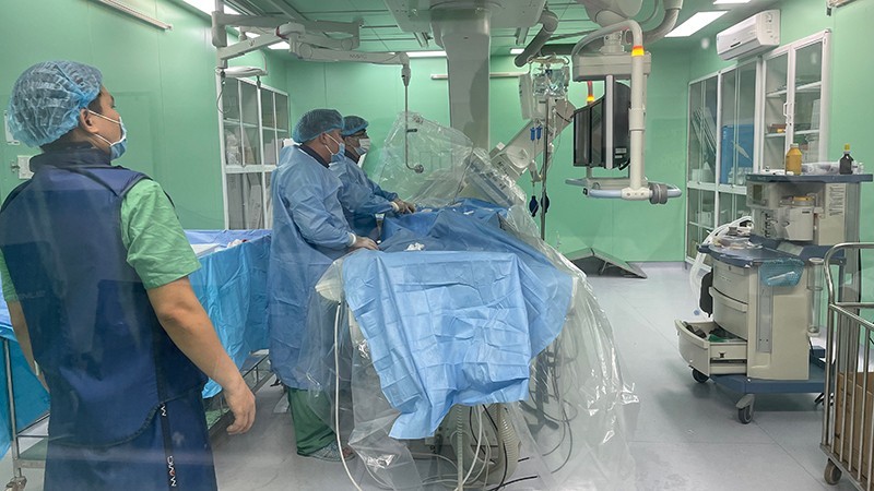 Команда врачей Центральной больницы города Кантхо занимается лечением пациента, перенесшего инсульт.
