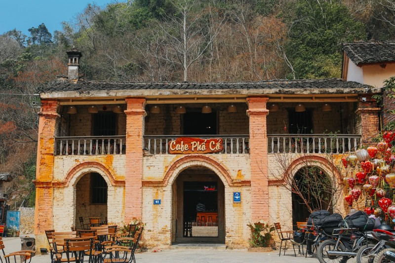 Кофейня расположена на углу древнего рынка в самом сердце уезда Донгван, в доме, которому более 100 лет, прислоненном к горе.