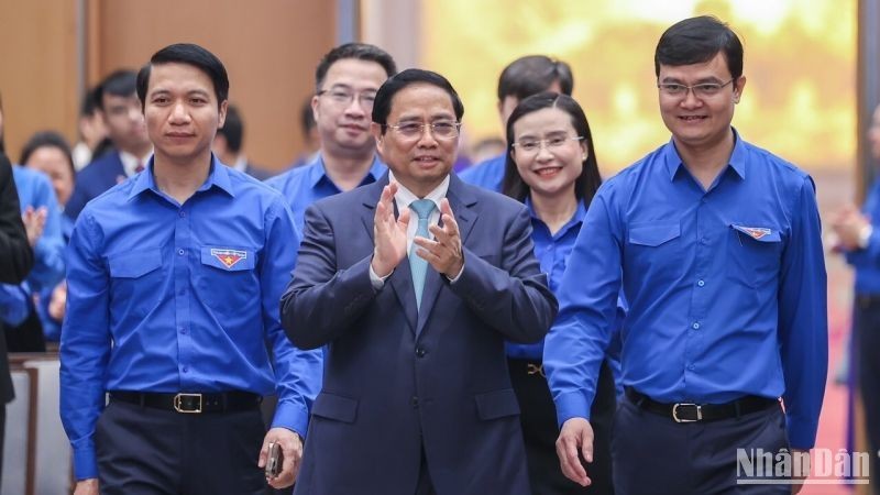 Премьер-министр Фам Минь Тьинь на встрече с представителями ВКСМ им. Хо Ши Мина. Фото: Чан Хай