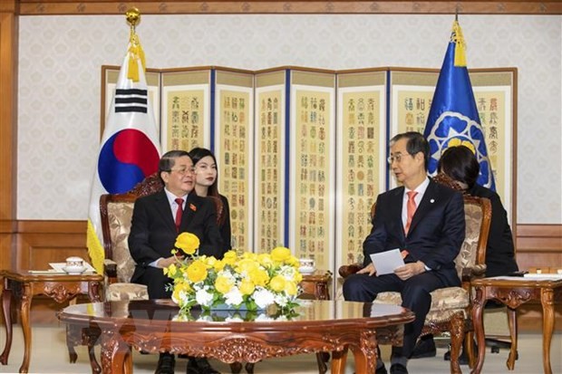Премьер-министр РК Хан Док Су (справа) и Заместитель председателя НС Нгуен Дык Хай. Фото: ВИА