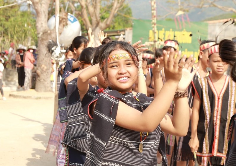 Девочка народности Бахнар исполняет танец Соанг на церемонии Шомакотям.