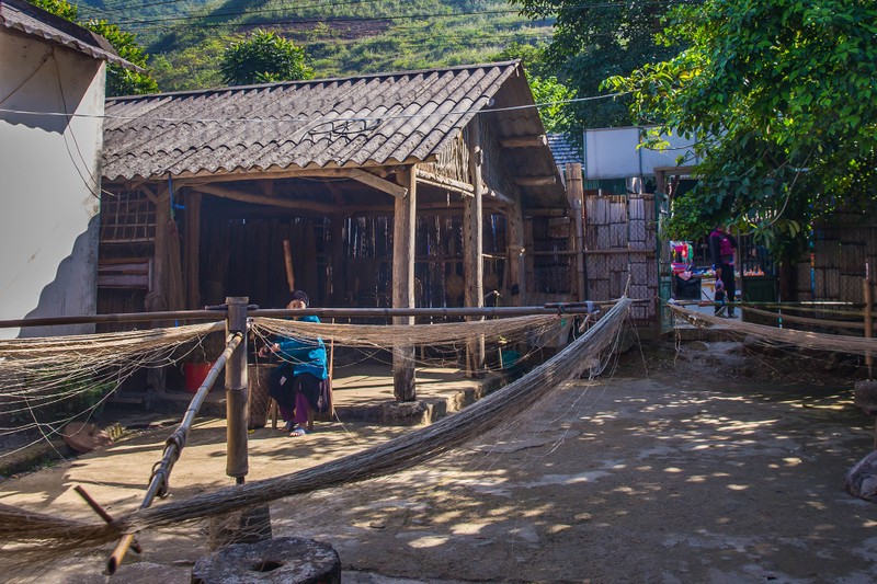 Община Лунгтам уезда Куанба находится примерно в 50 км от центра города Хажанг. Здесь народность Хмонг по сей день сохраняет традиционное ткачество льна из натуральных материалов и ручной работы.