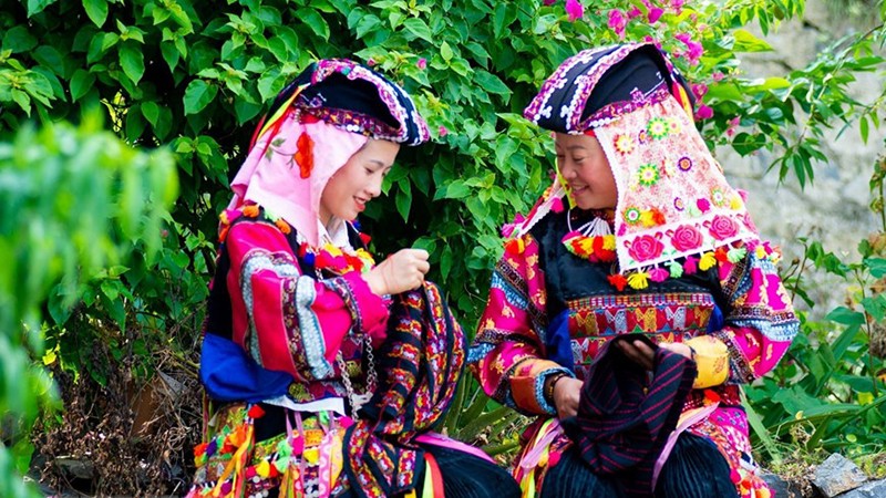 Женщины народности Лоло сами вышивают себе костюмы.