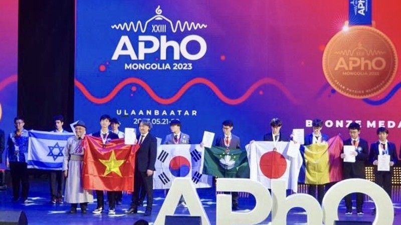 В этом году в APhO принимают участие 26 команд из 25 стран и территорий со 195 участниками. 