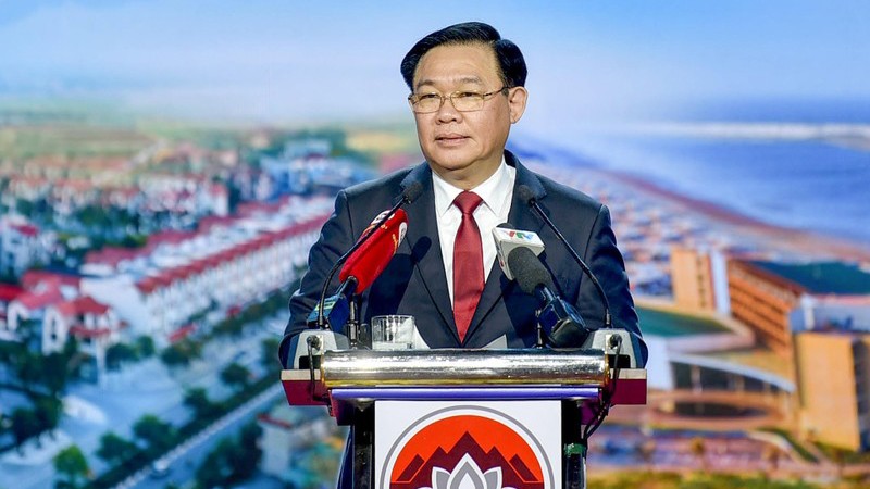 Председатель НС Выонг Динь Хюэ выступает на конференции. Фото: Зюи Линь