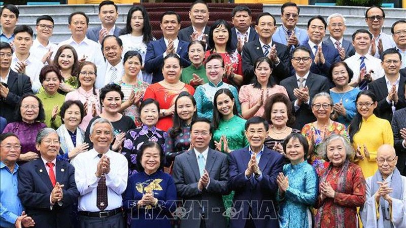 Президент Во Ван Тхыонг фотографируется с делегацией. Фото: ВИА