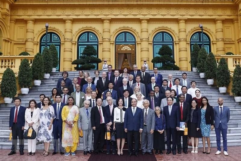 Президент Нгуен Суан Фук фотографируется с учеными. Фото: VNA