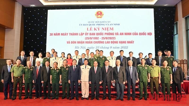 Президент Нгуен Суан Фук, Председатель НС Выонг Динь Хюэ и делегаты фотографируются на память. Фото: Зюи Линь